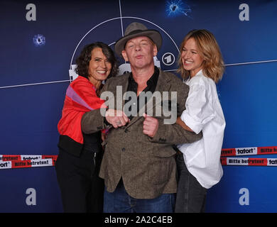 Hambourg, Allemagne. 09Th Oct, 2019. Ulrike Folkerts (l-r), comme l'actrice Lena Odenthal Tatort, Ben Becker, comme acteur Stefan tente, Tatort et Lisa amer, comme actrice ] Johanna Stern, tenir ensemble au cours d'une séance photo pour le spectacle du crime ARD Tatort. La scène de crime de Ludwigshafen célèbrera son 30e anniversaire à l'automne de 2019. Credit : Magdalena Tröndle/dpa/Alamy Live News Banque D'Images