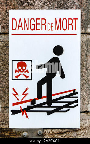 Danger de mort, de trains électriques ou les voies de chemin de fer française, signe de danger warning sign Banque D'Images