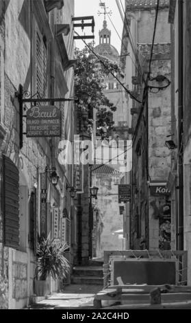 KORCULA, Croatie - 5 septembre 2018 : l'un ailse de la vieille ville. Banque D'Images