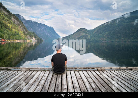 L'homme à la recherche sur le lac et les fjords Banque D'Images