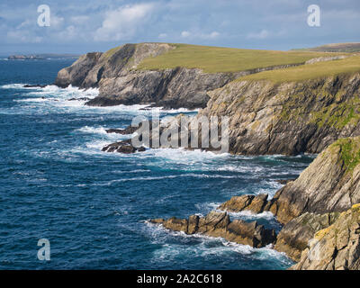 Les strates érodées en falaises sur la côte ouest de St Ninian's Isle sur la côte ouest du sud de Mainland Shetland. Banque D'Images