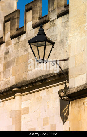 La rue lanterne en fer sur un vieux mur historique à Oxford Banque D'Images