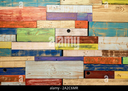 Les planches de bois multicolores, peint en bandes de mur. la texture. Pour l'arrière-plan coloré moderne sur différents thèmes Banque D'Images