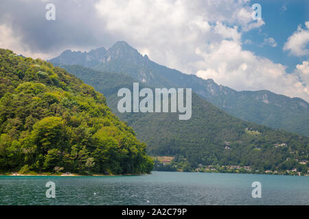 Le lac Lago di Ledro parmi les Alpes du Trentin dans le district. Banque D'Images