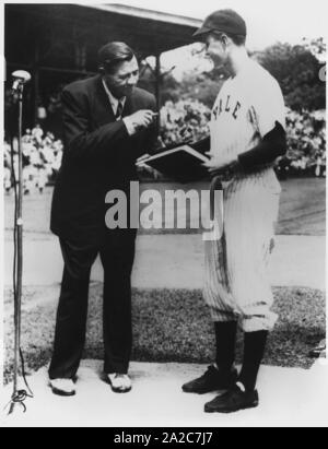 Capitaine de l'équipe de base-ball de Yale Be Ruth remettant le manuscrit de son autobiographie au futur président George H. W, 1948. Bague. Image Reproduite Avec L'Aimable Autorisation Des Archives Nationales. () Banque D'Images