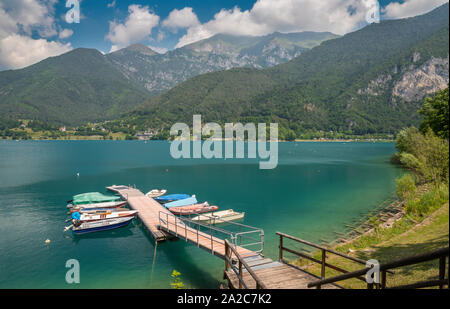Le lac Lago di Ledro parmi les Alpes du Trentin dans le district. Banque D'Images