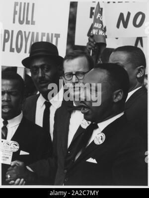 Dr Martin Luther King, Jr, 28 Août 1963. Président de la Conférence sur le leadership chrétien du Sud, et Mathew Ahmann, Directeur exécutif de la Conférence nationale catholique pour la justice interraciale, lors d'une marche sur les droits civils, Washington, District de Columbia. Image Reproduite Avec L'Aimable Autorisation Des Archives Nationales. () Banque D'Images