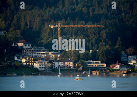 Velden am Wörther See et Worthersee (Lake Worth) vu de Wörth am See, Carinthie, Autriche. 17 août 2019 © Wojciech Strozyk / Alam Banque D'Images