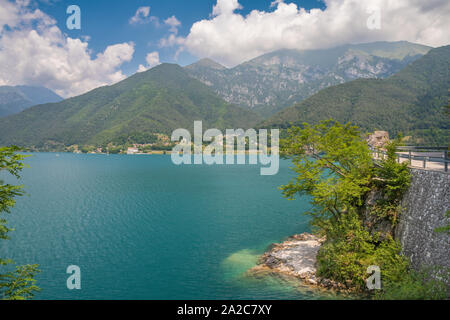 Le lac Lago di Ledro parmi les Alpes du Trentin dans le district. Banque D'Images