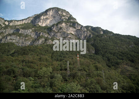 Alpes Carniques vu de l'Autostrada Alpe-Adria A23 dans la région de Frioul-Vénétie julienne, en Italie. 17 août 2019 © Wojciech Strozyk / Alamy Stock Photo Banque D'Images