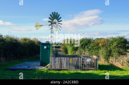 Une station de pompage d'eau à la périphérie de Lytham St Anne's, Lancashire, Royaume-Uni. La pompe fonctionne à l'électricité générée par une éolienne Banque D'Images