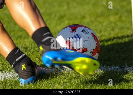 Horst, Pays-Bas - 25 juin 2018 : ballon de soccer et les pieds du joueur au cours de la formation Banque D'Images