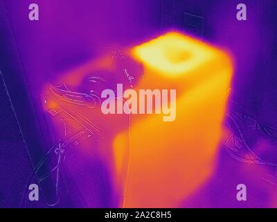 Image thermographique de caméra thermique, avec zones lumineuses correspondant à des températures plus élevées, montrant la chaleur résiduelle générée par une tour de PC de bureau en cours d'utilisation, San Ramon, Californie, septembre 2019. () Banque D'Images