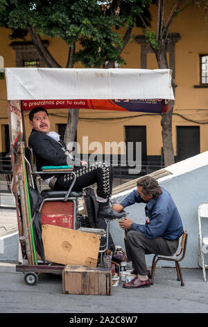 Juillet, 23, 2019 : un service de nettoyage d'un polisseur de chaussures de Mariachi à la place Garibaldi, Ciudad de Mexico, Mexique Banque D'Images