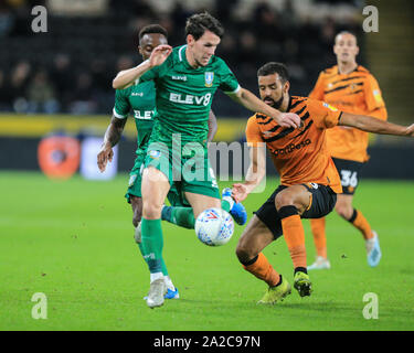 1er octobre 2019, KC Stadium, Kingston Upon Hull, Angleterre ; Sky Bet Championship, Hull City v Sheffield Mercredi : Kieran Lee (5) de Sheffield Mercredi va passé Kevin Stewart (6) de Hull City Crédit : David Greaves/News Images Banque D'Images