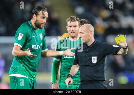 1er octobre 2019, KC Stadium, Kingston Upon Hull, Angleterre ; Sky Bet Championship, Hull City v Sheffield Mercredi : Atdhe Nuhiu (17) de Sheffield mercredi un appel à l'arbitre M. A. Davies après avoir reçu sa carte jaune Crédit : David Greaves/News Images Banque D'Images