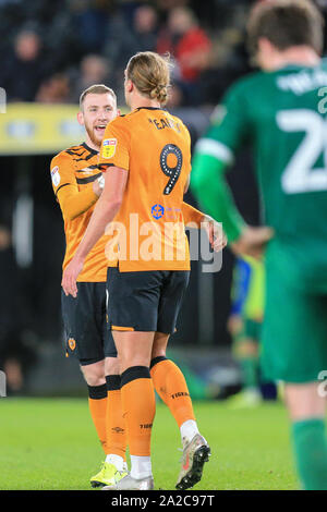 1er octobre 2019, KC Stadium, Kingston Upon Hull, Angleterre ; Sky Bet Championship, Hull City v Sheffield Mercredi : Tom Eaves (9) de la ville de coque est félicité par Josh Bowler (19) de Hull City Crédit : David Greaves/News Images Banque D'Images