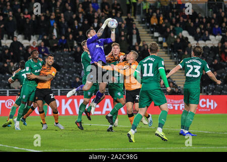 1er octobre 2019, KC Stadium, Kingston Upon Hull, Angleterre ; Sky Bet Championship, Hull City v Sheffield Mercredi : Keiron Westwood (1) de Sheffield Mercredi attrape la balle Crédit : David Greaves/News Images Banque D'Images