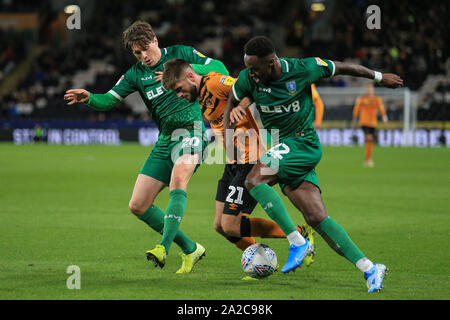 1er octobre 2019, KC Stadium, Kingston Upon Hull, Angleterre ; Sky Bet Championship, Hull City v Sheffield Mercredi : Brandon Fleming (21) de la ville de coque essaie d'aller entre Moses Odubajo (22) et Adam Reach (20) de Sheffield Mercredi Crédit : David Greaves/News Images Banque D'Images