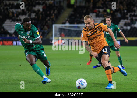 1er octobre 2019, KC Stadium, Kingston Upon Hull, Angleterre ; Sky Bet Championship, Hull City v Sheffield Mercredi : Kamil Grosicki (11) de Hull City essaye de passer au-delà de Moses Odubajo (22) de Sheffield Mercredi Crédit : David Greaves/News Images Banque D'Images