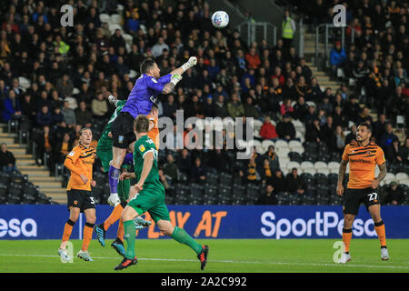 1er octobre 2019, KC Stadium, Kingston Upon Hull, Angleterre ; Sky Bet Championship, Hull City v Sheffield Mercredi : Keiron Westwood (1) de Sheffield Mercredi efface sa région punching ball le Crédit : David Greaves/News Images Banque D'Images