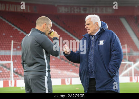 1er octobre 2019, Stade Riverside, Middlesbrough, Angleterre ; Sky Bet Championship, Middlesbrough v Preston North End : Alex Neil manager de Preston North End et Peter Ridsdale advisor à Trevor Hemmings le propriétaire à Preston North End chat sur le terrain qu'ils arrivent à la rivière Credit : Mark Cosgrove/News Images Banque D'Images