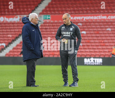 1er octobre 2019, Stade Riverside, Middlesbrough, Angleterre ; Sky Bet Championship, Middlesbrough v Preston North End : Alex Neil manager de Preston North End et Peter Ridsdale advisor à Trevor Hemmings le propriétaire à Preston North End chat sur le terrain qu'ils arrivent à la rivière Credit : Mark Cosgrove/News Images Banque D'Images