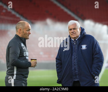 1er octobre 2019, Stade Riverside, Middlesbrough, Angleterre ; Sky Bet Championship, Middlesbrough v Preston North End : Alex Neil manager de Preston North End et Peter Ridsdale advisor à Trevor Hemmings le propriétaire à Preston North End chat sur le terrain qu'ils arrivent à la rivière Credit : Mark Cosgrove/News Images Banque D'Images