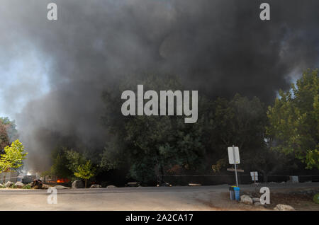 En cas d'urgence incendie au Festival Andanças 3e jour d'août 2016. Un incendie de grande ampleur ont éclaté dans le parking et un plan d'urgence a été rapidement activé par les pompiers, la police et les organisateurs du festival Banque D'Images