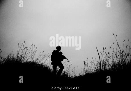 Soldats du Royal Scots (le régiment royal de l'armée) Regiment, en patrouille dans la région de Forkhill, South Armagh, en Irlande du Nord, en décembre 1992. Banque D'Images