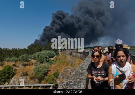 En cas d'urgence incendie au Festival Andanças 3e jour d'août 2016. Un incendie de grande ampleur ont éclaté dans le parking et un plan d'urgence a été rapidement activé par les pompiers, la police et les organisateurs du festival Banque D'Images