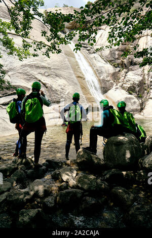 Un groupe de touristes canyoning Cascades de la Purcaraccia, Quenza dans les montagnes près de Bavella Corse - Corse Vacances d'aventure touristes Banque D'Images