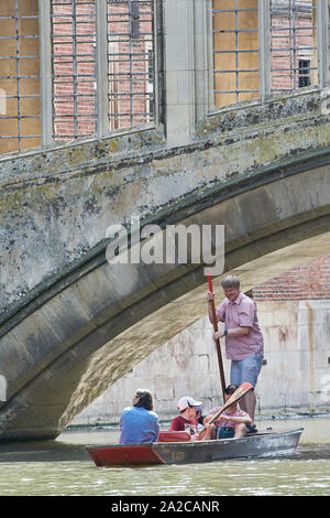 Barques le long de la rivière Cam sous le pont des Soupirs au collège de St John, Université de Cambridge, Angleterre. Banque D'Images