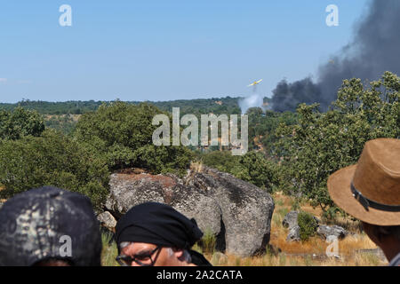 En cas d'urgence incendie au Festival Andanças 3e jour d'août 2016. Un incendie de grande ampleur ont éclaté dans le parking et un plan d'urgence a été rapidement activé par les pompiers, la police et les organisateurs du festival Banque D'Images