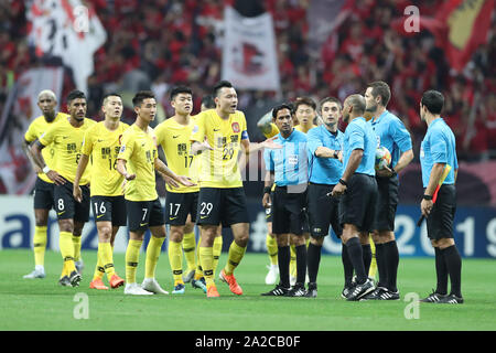 Saitama, Japon. 2e oct, 2019. Gao Lin (C) de Guangzhou Evergrande soutient avec les arbitres au cours de l'AFC Champions league soccer première demi-finale match aller entre Urawa Red Diamonds du Japon et de Guangzhou Evergrande FC de Chine à Saitama, Japon, le 2 octobre 2019. Urawa Red Diamonds a remporté le match 2-0. Crédit : Du Xiaoyi/Xinhua/Alamy Live News Banque D'Images