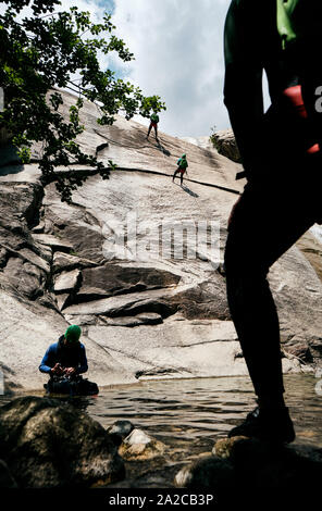 Les touristes de la descente en rappel et le canyoning Cascades de Purcaraccia, Quenza dans les montagnes près de Bavella Corse - Corse Vacances d'aventure touristes Banque D'Images