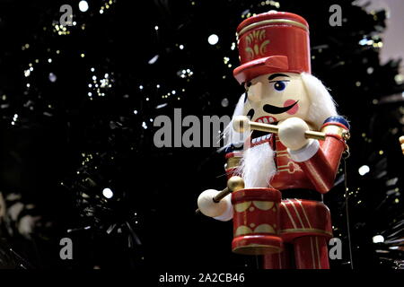 Casse-noisette en bois tambour avec près d'un arbre de Noël Banque D'Images