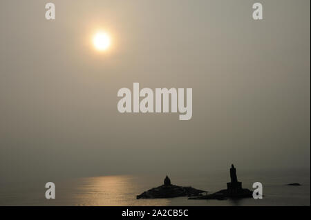 Kanyakumari, Tamil Nadu, Inde; Vivekananda Rock Memorial et Thiruvalluvar Statue au lever du soleil Banque D'Images