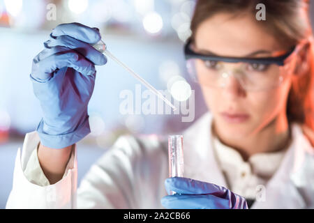 Le pipetage de jeunes scientifiques en laboratoire des sciences de la vie. Banque D'Images