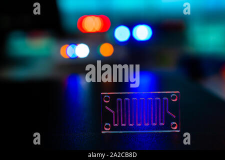 Dispositif microfluidique Instrument qui utilise des micro-quantités de fluide sur une puce de faire certaines analyses de laboratoire. Banque D'Images