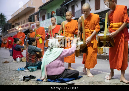 Tak bat Monks appel à l'aumône à l'aube, Luang Prabang, Laos, Nord du Laos, Laos, Asie du sud-est Banque D'Images