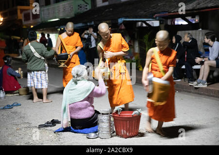 Tak bat Monks appel à l'aumône à l'aube, Luang Prabang, Laos, Nord du Laos, Laos, Asie du sud-est Banque D'Images