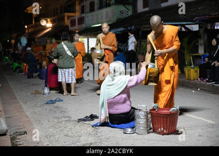 Tak bat Monks appel à l'aumône à l'aube, Luang Prabang, Laos, Nord du Laos, Laos, Asie du sud-est Banque D'Images