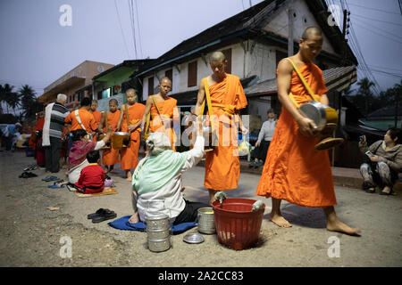 Tak bat Monks appel à l'aumône à l'aube, Luang Prabang, Laos, Nord du Laos, Laos, Asie du sud-est Banque D'Images