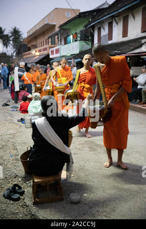 Tak bat Monks appel à l'aumône à l'aube, Luang Prabang, Laos, Nord du Laos, Laos, Asie du sud-est Banque D'Images