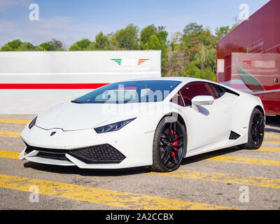 MONTMELO, ESPAGNE-28 septembre 2019 : Lamborghini LP 640-4 blanc ouragan sur les rues de la ville Banque D'Images