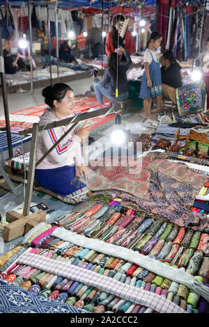 L'artisanat, le marché de nuit le long de Th Sisavangvong, Luang Prabang province, le nord du Laos, Laos, Asie du sud-est Banque D'Images