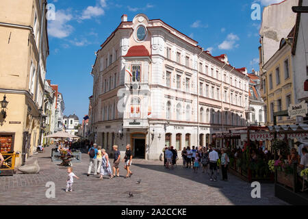 Les touristes autour de bâtiment historique Demini entre Viru et Vene rues dans la vieille ville de Tallinn, Tartu, Estonie Comté. Banque D'Images