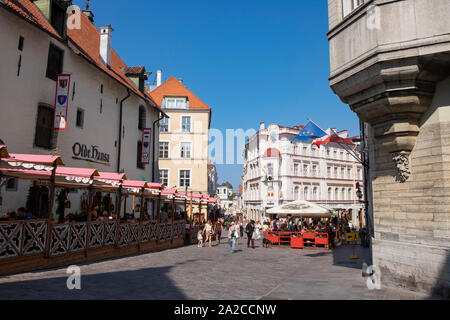 Vana turg touristes au café près de Demini historique entre Viru et Vene rues dans la vieille ville de Tallinn, Tartu, Estonie Comté. Banque D'Images