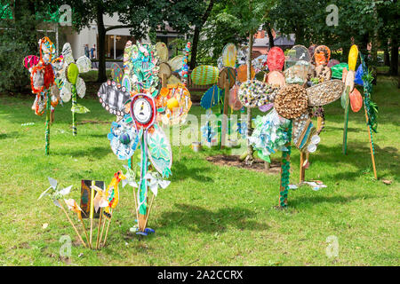 Les écoles de Knutsford, Cheshire, Angleterre, ont créé une exposition de fleurs fait de l'emballage à accroître la sensibilisation des déchets Banque D'Images